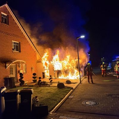 FW-SE: Feuer greift auf Doppelhaushälfte über - acht Personen betroffen
