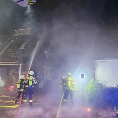 FW-PI: Elmshorn: PKW-Brand greift auf zwei Dachstühle über. Feuerwehr verhindert Totalverlust beider Gebäude