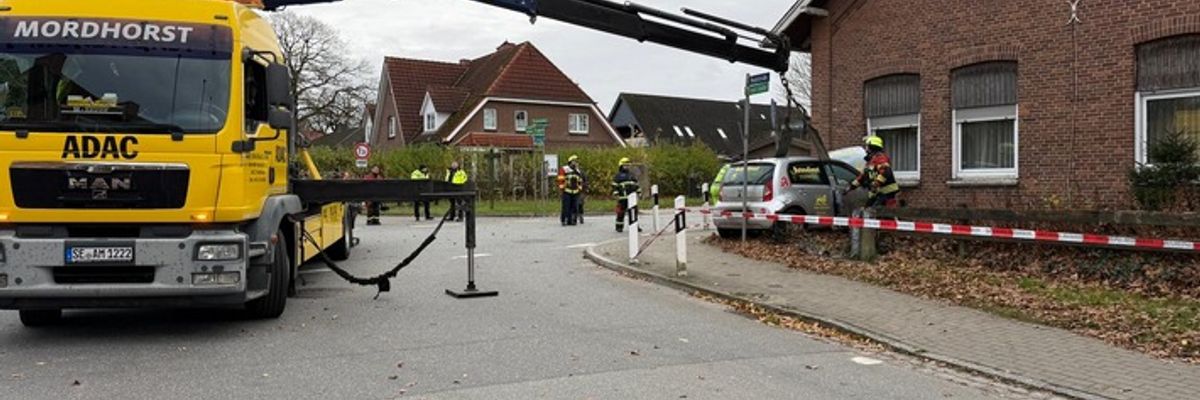 FW-SE: PKW fährt nach Verkehrsunfall in Hauswand