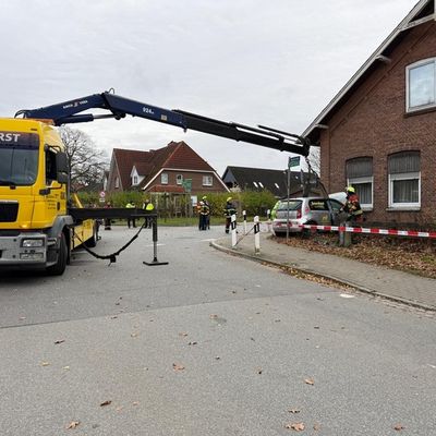 FW-SE: PKW fährt nach Verkehrsunfall in Hauswand