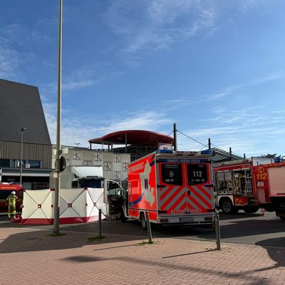 FW-EN: Verkehrsunfall - Person unter LKW eingeklemmt