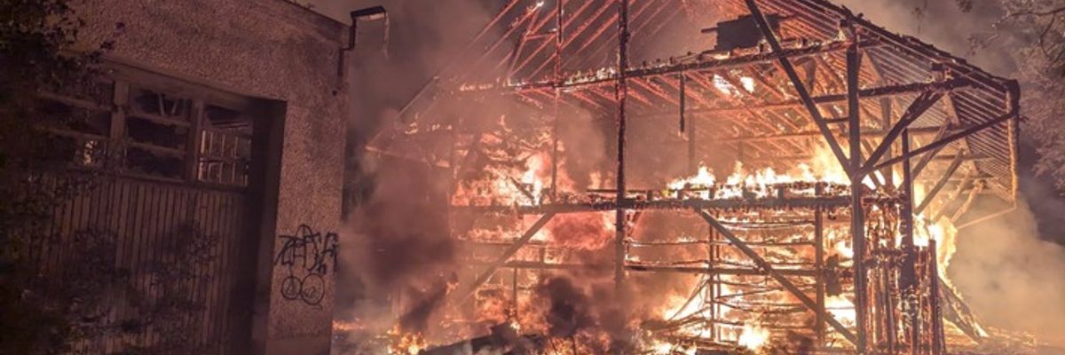 LRA-Ravensburg: Brand einer Lagerhalle auf einer Industrie-Brache in Wangen im Allgäu
