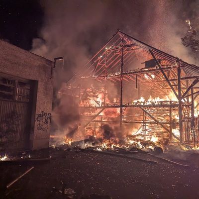 LRA-Ravensburg: Brand einer Lagerhalle auf einer Industrie-Brache in Wangen im Allgäu