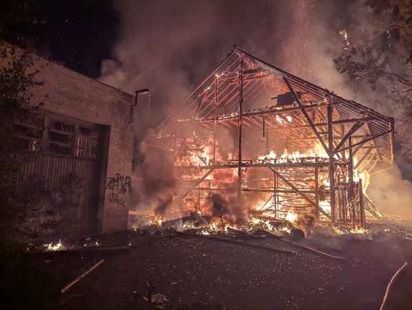 LRA-Ravensburg: Brand einer Lagerhalle auf einer Industrie-Brache in Wangen im Allgäu