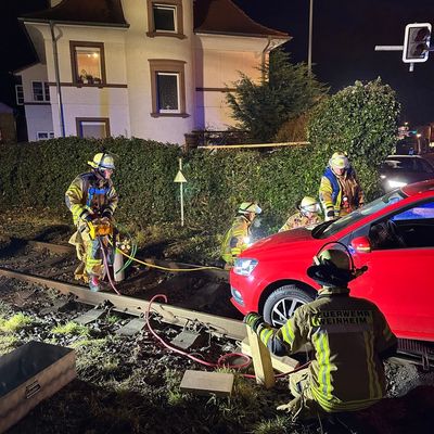 FW Weinheim: Auto landet auf den Gleisen am Bahnübergang Bergstraße. Feuerwehr hebt festgefahrenen Volkswagen mit Hebekissen aus dem Gleisbett