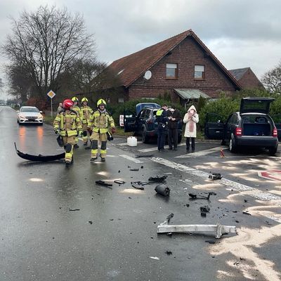 FW Alpen: Verkehrsunfall im Kreuzungsbereich