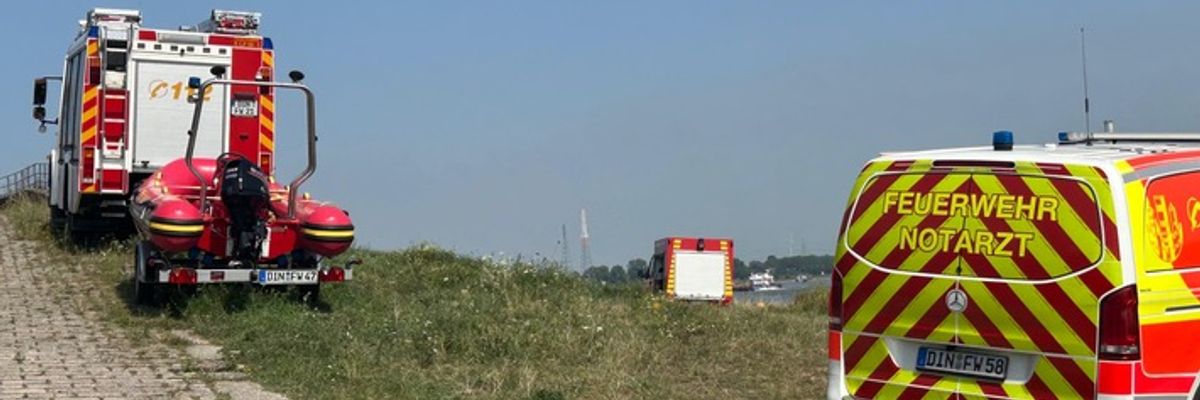 FW Dinslaken: Ein Dachstuhlbrand mit Menschenleben in Gefahr, ein Zimmerbrand mit Menschenleben in Gefahr, eine Person im Rhein und weitere Einsätze wurden heute bisher durch die FW Dinslaken bearbeitet.