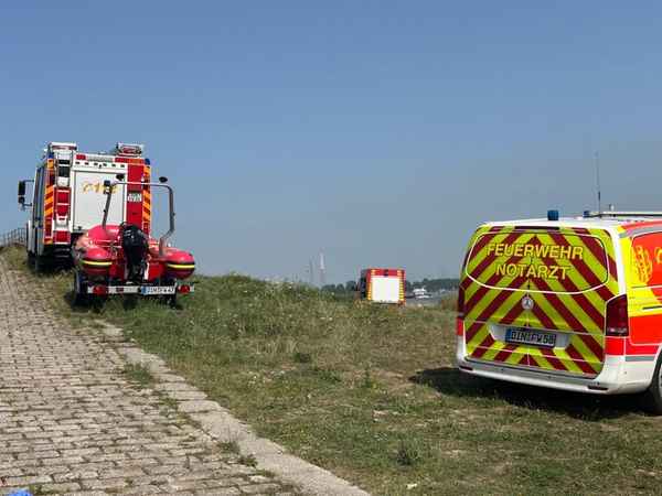 FW Dinslaken: Ein Dachstuhlbrand mit Menschenleben in Gefahr, ein Zimmerbrand mit Menschenleben in Gefahr, eine Person im Rhein und weitere Einsätze wurden heute bisher durch die FW Dinslaken bearbeitet.