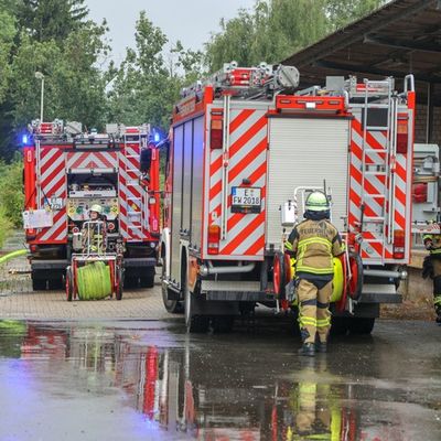 FW-E: Feuer in leerstehender Lagerhalle - starke Rauchentwicklung