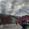 FW-AUR: Brennende Transporter in Hallenkomplex