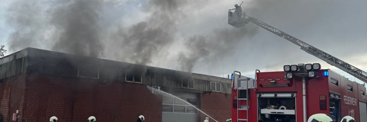 FW-AUR: Brennende Transporter in Hallenkomplex