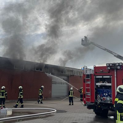FW-AUR: Brennende Transporter in Hallenkomplex
