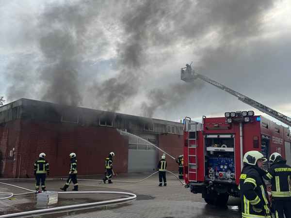 FW-AUR: Brennende Transporter in Hallenkomplex