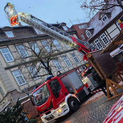 FW Celle: Mit der Drehleiter über den Celler Weihnachtsmarkt