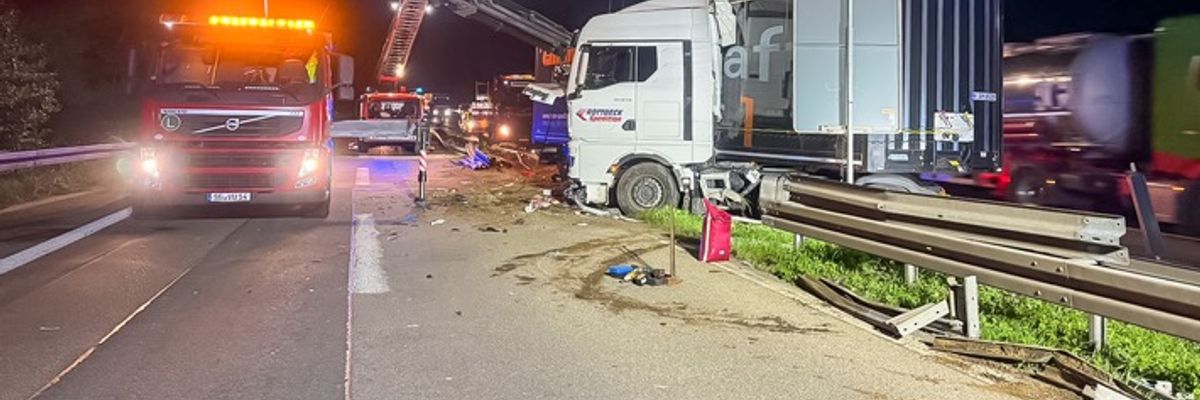 FW-SG: Nächtlicher LKW-Unfall am Hildener Kreuz - 500 Liter Diesel laufen nach spektakulärer Leitplankenfahrt aus