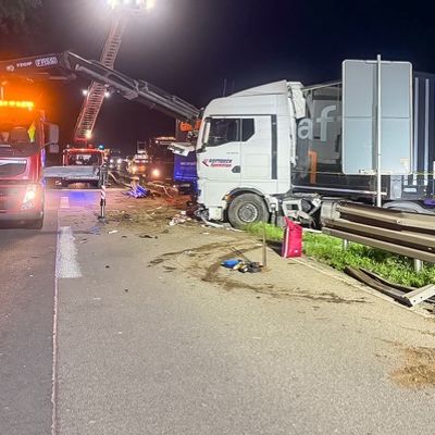 FW-SG: Nächtlicher LKW-Unfall am Hildener Kreuz - 500 Liter Diesel laufen nach spektakulärer Leitplankenfahrt aus