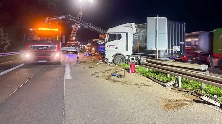 FW-SG: Nächtlicher LKW-Unfall am Hildener Kreuz - 500 Liter Diesel laufen nach spektakulärer Leitplankenfahrt aus