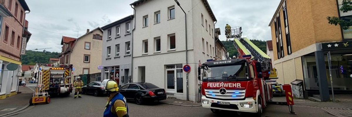 FW Weinheim: Feuerwehr beseitigt lose Dachziegel