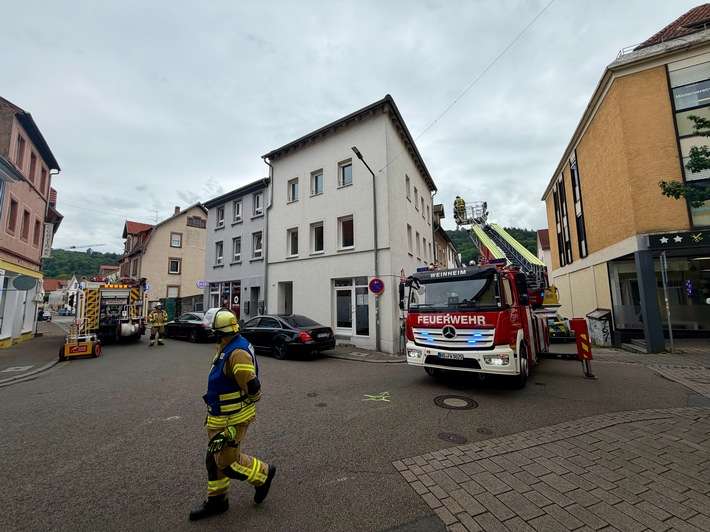FW Weinheim: Feuerwehr beseitigt lose Dachziegel