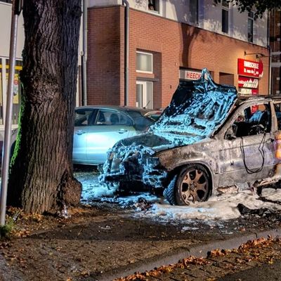 FW-KLE: Fahrzeugbrand nach Verkehrsunfall - Feuerwehr verhindert Übergreifen der Flammen