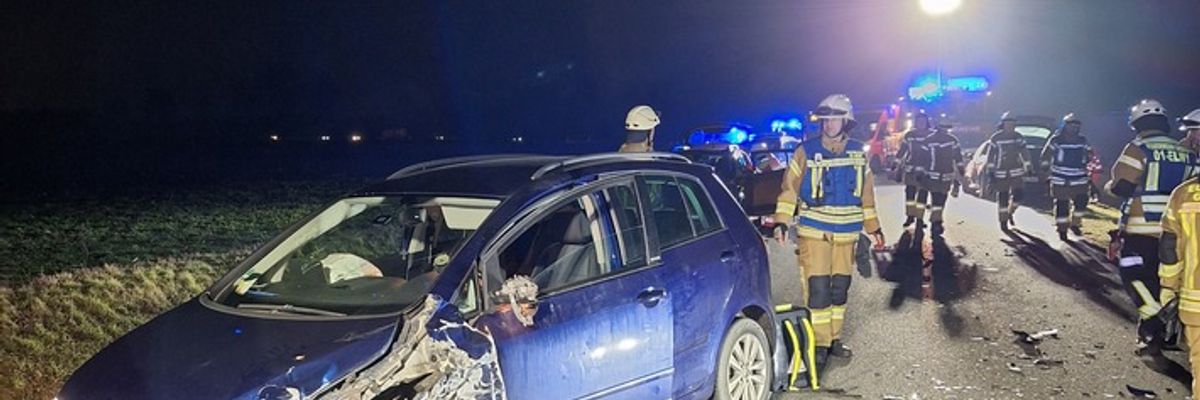 FW-Greven: Bei einem Verkehrsunfall zwischen zwei PKW wurde eine Person schwer verletzt.