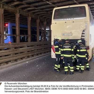 FW-M: Bus bleibt in Unterführung stecken (Haidhausen)