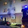 FW-GE: Nächtlicher Wohnungsbrand in Schalke - 16 Personen medizinisch gesichtet