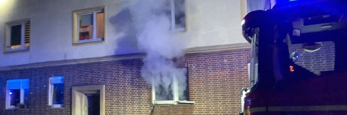 FW-GE: Nächtlicher Wohnungsbrand in Schalke - 16 Personen medizinisch gesichtet