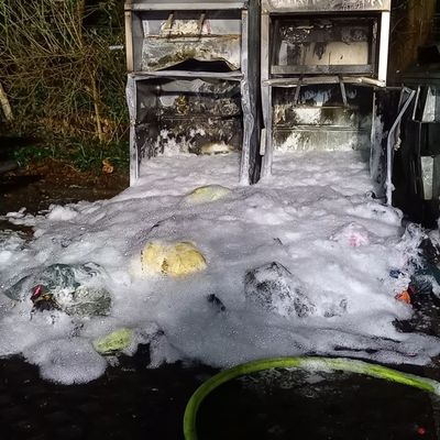 FW-EN: Zwei Altkleidercontainer in Vollbrand - Feuerwehr verhindert Ausbreitung