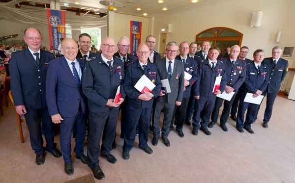 FW-PB: Mehr als 3.200 Feuerwehrleute stehen im Kreis Paderborn bereit / VdF-Kreisverband zieht Jahresbilanz und gratuliert der Feuerwehr Paderborn zum 150-jährigen Bestehen