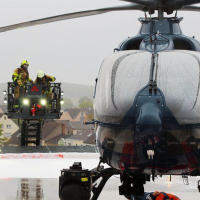 FW Mechernich: Hubschrauberunfall auf dem Krankenhauslandeplatz - Feuerwehr übt den Ernstfall