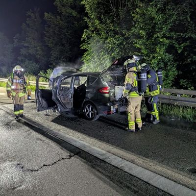 FW Weinheim: Pkw-Brand auf der A5 zwischen Weinheim und Hemsbach. Familie mit zwei Kleinkindern bleibt unverletzt.