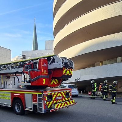 FW-DO: Brennende Baumaterialien sorgen für eine starke Rauchentwicklung