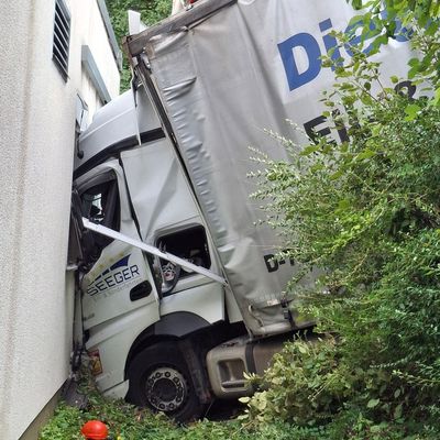 KFV-CW: LKW stürzt Böschung hinunter / Fahrer schwer verletzt / Straße bis frühen Abend gesperrt