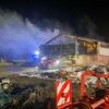 FFW Schwalmtal: Reifenlager in Flammen - Feuer greift auf landwirtschaftliche Halle über