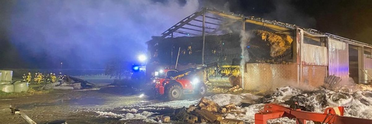 FFW Schwalmtal: Reifenlager in Flammen - Feuer greift auf landwirtschaftliche Halle über