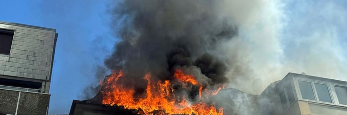 FW-EN: Erstmeldung: Dachstuhlbrand mit Menschenrettung in der Schöntaler Straße - 2 Personen mit Drehleiter gerettet