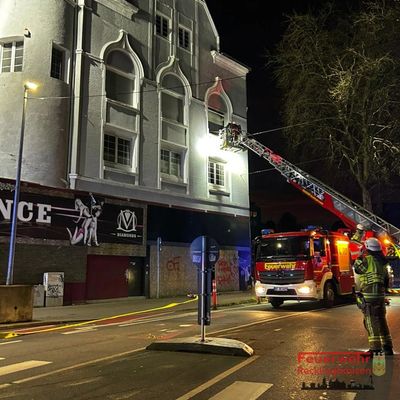 FW-RE: Erstmeldung: Brand in ehem. Table-Dance-Bar - keine Verletzten - Feuerwehr im Großeinsatz