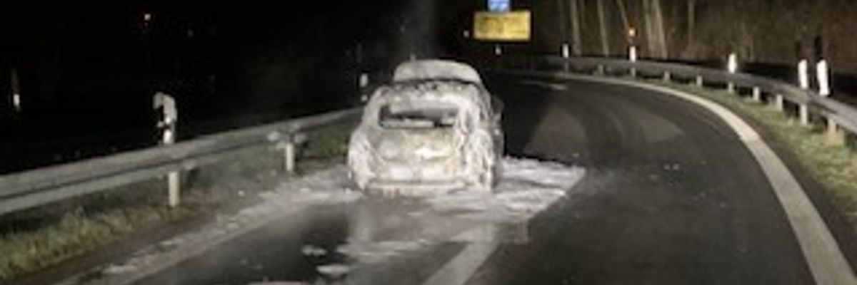 FW-GLA: PKW-Brand an der Autobahnabfahrt BAB 2 Gladbeck-Ellinghorst - PKW stand im Vollbrand