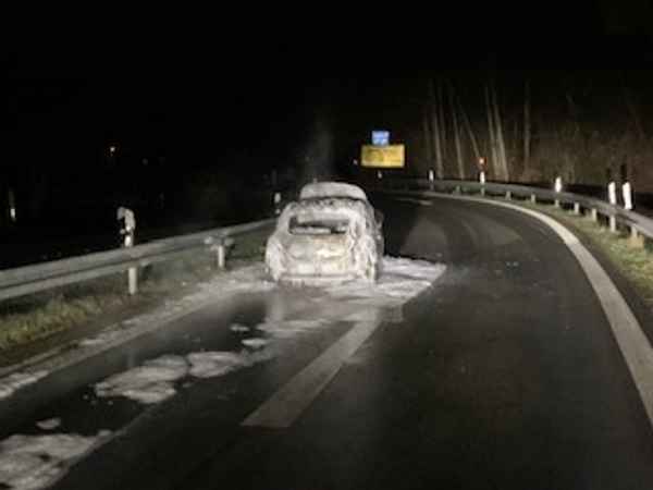 FW-GLA: PKW-Brand an der Autobahnabfahrt BAB 2 Gladbeck-Ellinghorst - PKW stand im Vollbrand
