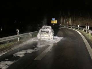 FW-GLA: PKW-Brand an der Autobahnabfahrt BAB 2 Gladbeck-Ellinghorst - PKW stand im Vollbrand