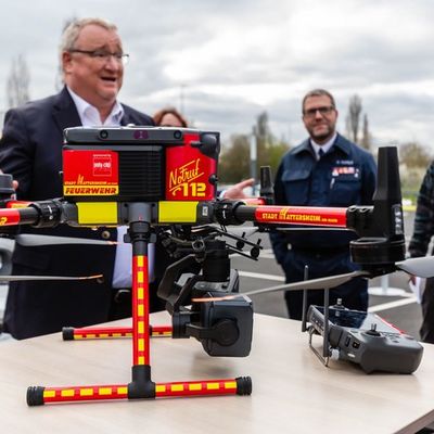 Feuerwehr MTK: Hattersheimer Innovationsführer "Poly-clip System" sponsert leistungsstarke Feuerwehr-Drohne