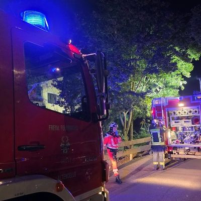 FW Celle: Feuer in einem Mehrparteienhaus - Fluchtweg für Bewohnende abgeschnitten!