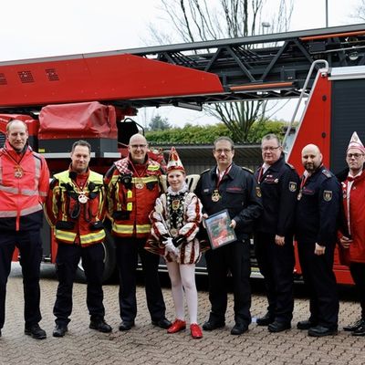FW Düren: Für Kinderprinz Tom II. geht es bei der Feuerwehr hoch hinaus