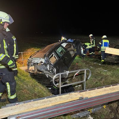 FW-ROW: Verkehrsunfall auf der Autobahn,zwei Verletzte Feuerwehr unterstützt Rettungsdienst bei der Patientenrettung