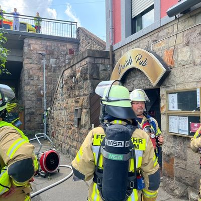 FW Weinheim: Brand im Keller in der Mannheimer Straße
