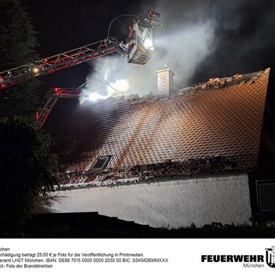 FW-M: Zwei Dachstuhlbrände fordern zahlreiche Einsatzkräfte der Branddirektion (München)