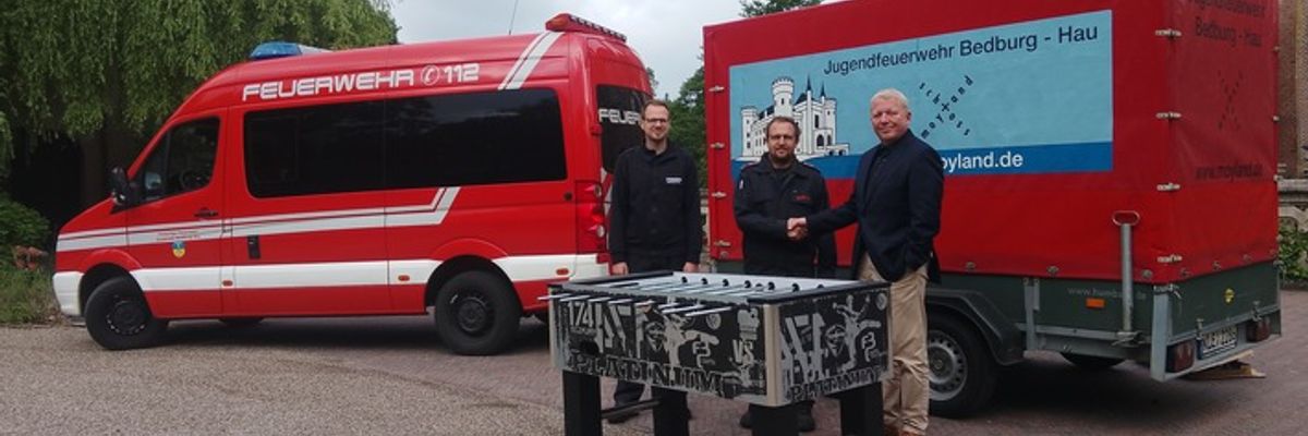 FW-KLE: Stiftung Schloss Moyland schenkt Jugendfeuerwehr Bedburg-Hau Tischkicker zur Förderung der Kameradschaft