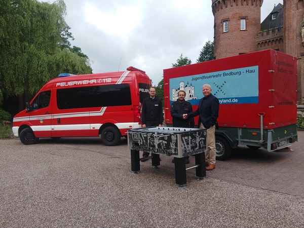 FW-KLE: Stiftung Schloss Moyland schenkt Jugendfeuerwehr Bedburg-Hau Tischkicker zur Förderung der Kameradschaft