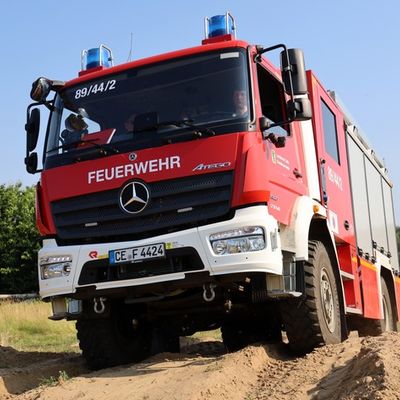 FW Hambühren: Maschinisten der Ortsfeuerwehr Hambühren führen praktisches Geländefahrtraining durch